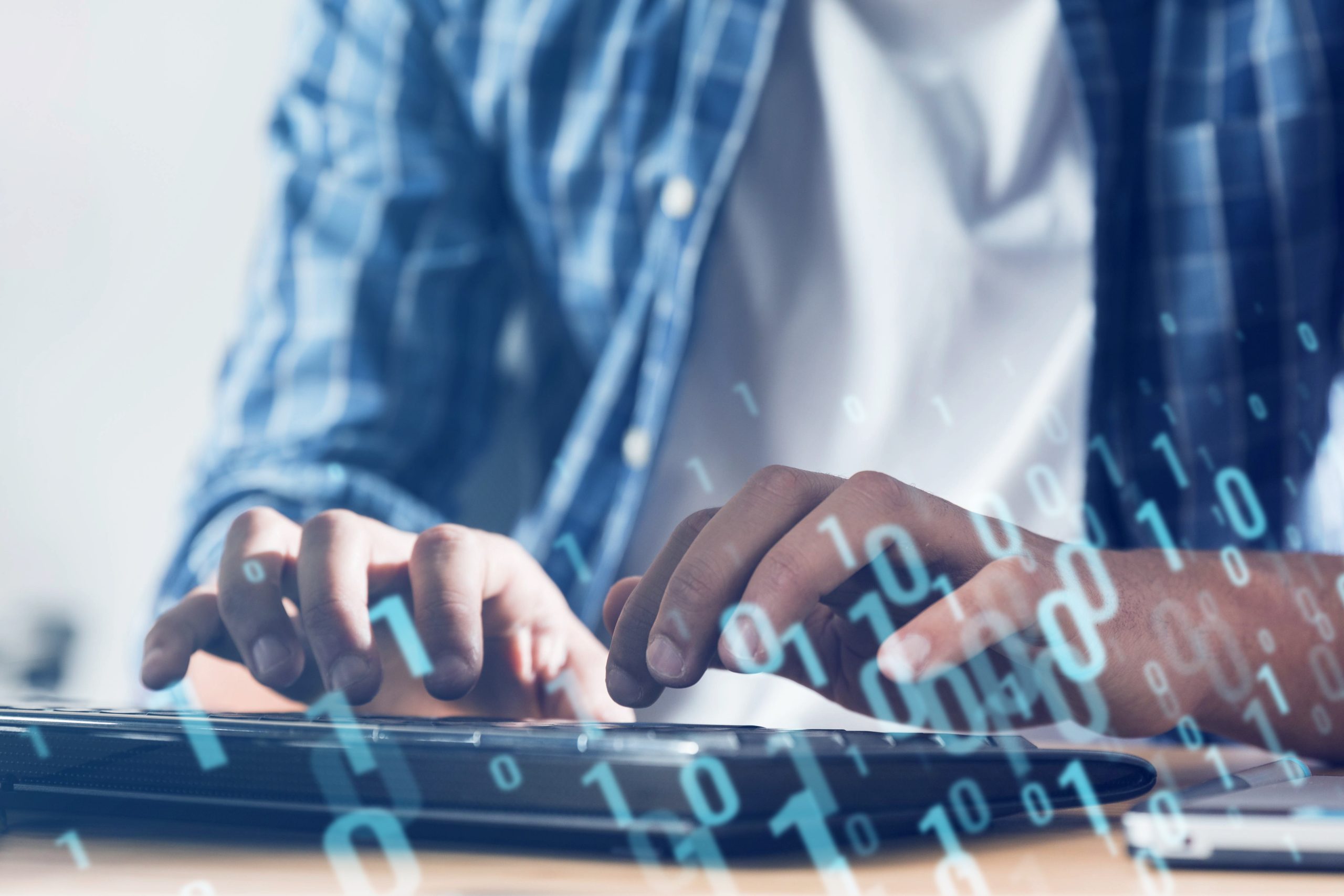 personne-travaillant-html-sur-ordinateur